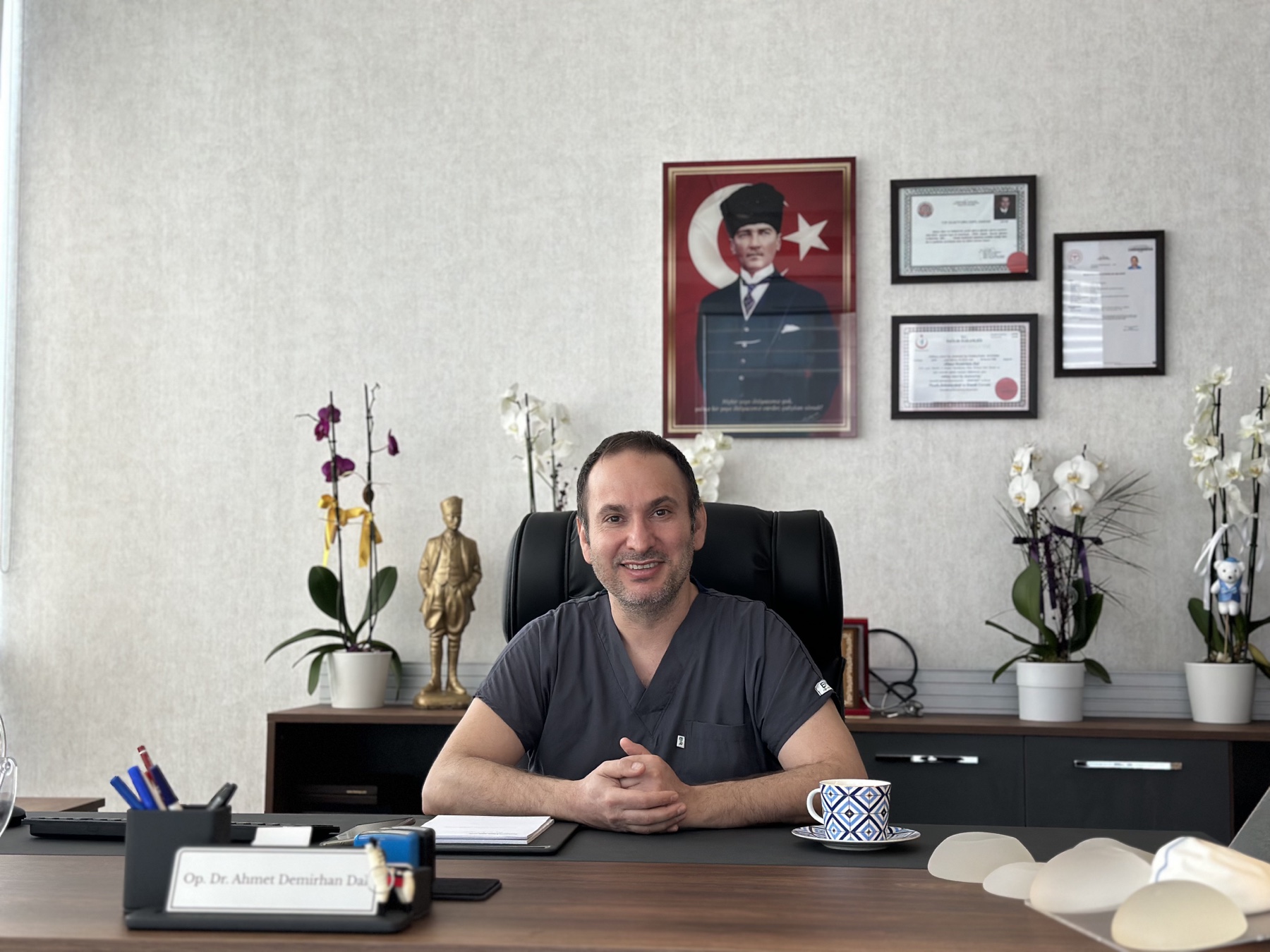 Op. Dr. Ahmet Demirhan Dal gülümseyerek görüşme masasında