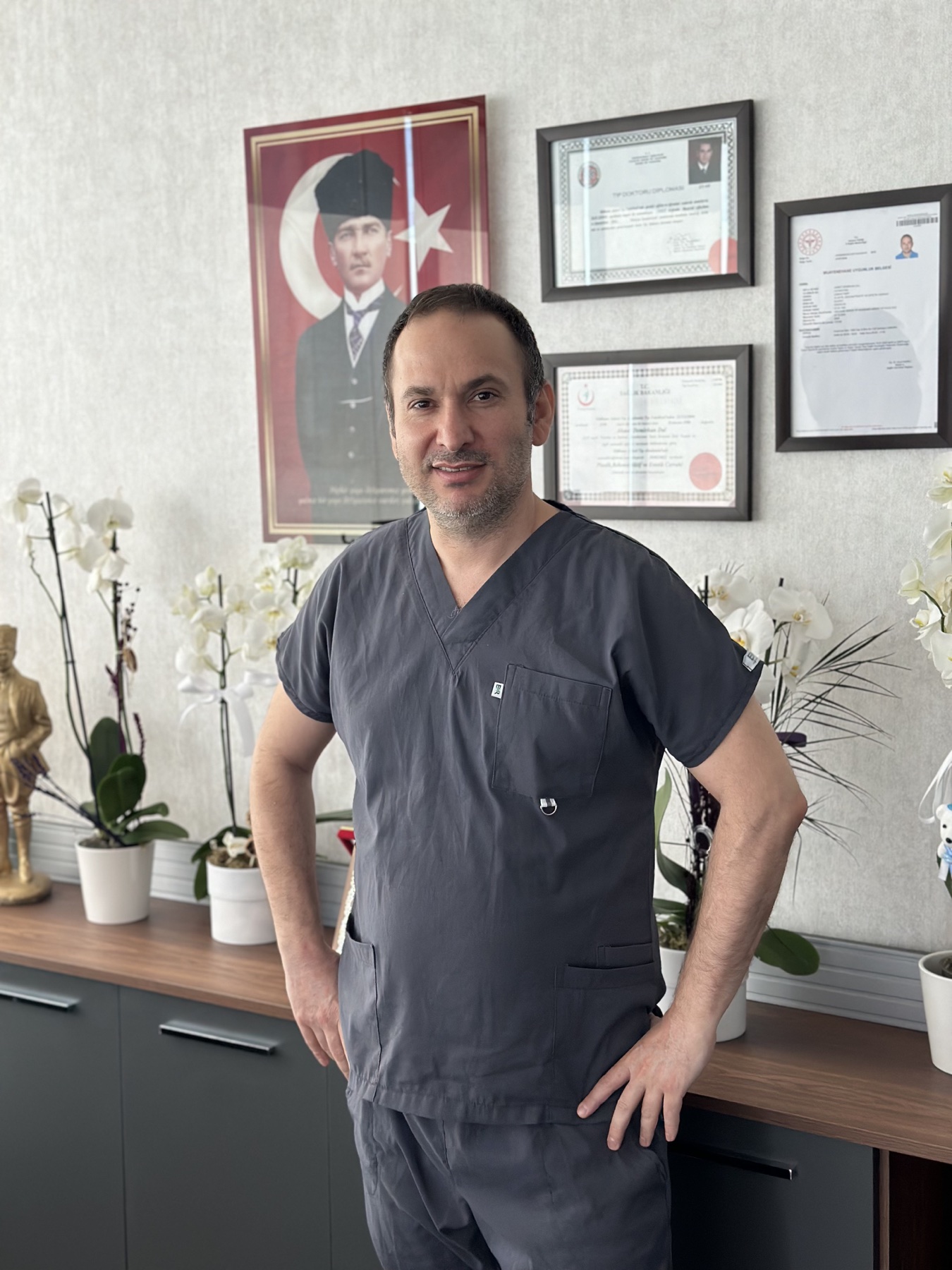 Op. Dr. Ahmet Demirhan Dal klinikte ayakta ve hafif gülümserken